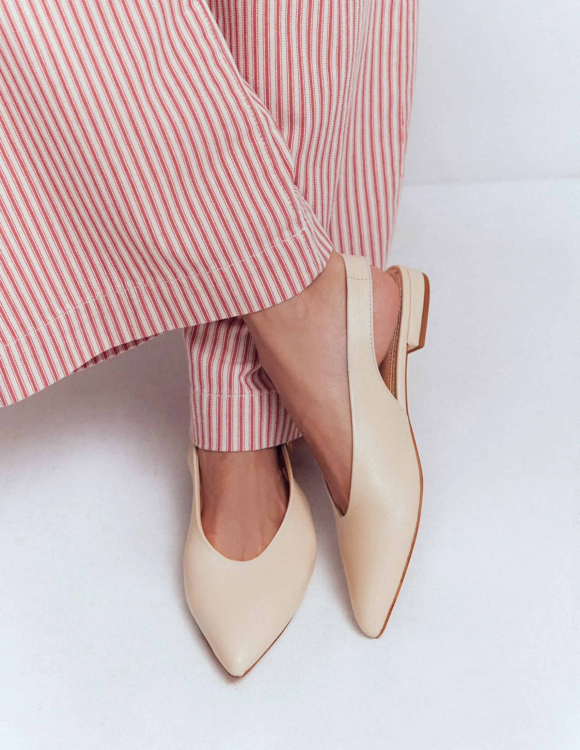 Chaussures plates couvrantes à bout pointu