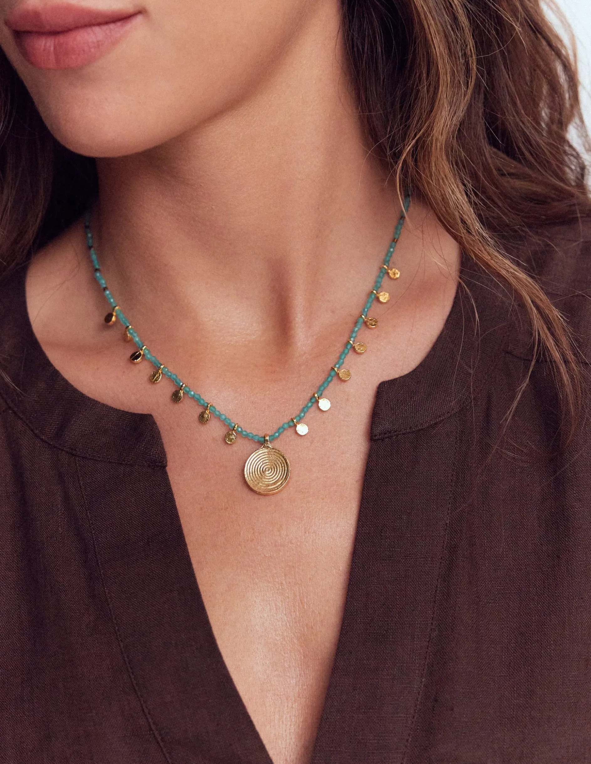 Collier court à rangées de perles