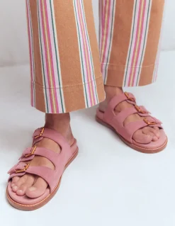 Sandales à semelle ergonomique et trois brides