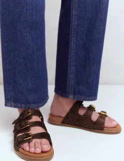 Sandales à semelle ergonomique et trois brides