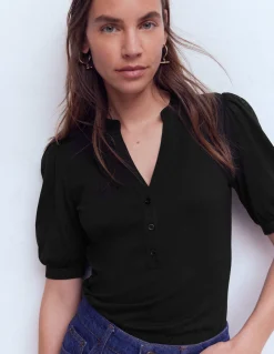 Top à manches courtes et col tunisien ouvert