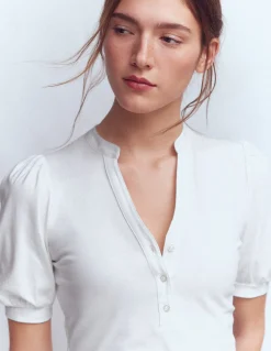 Top à manches courtes et col tunisien ouvert