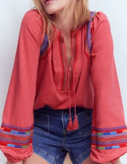 Top brodé à col cranté