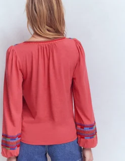 Top brodé à col cranté