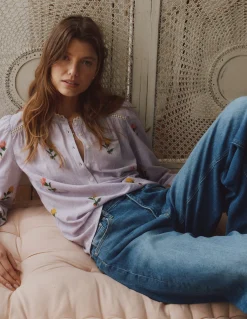 Top brodé à détail