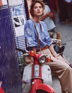 Top brodé à détail