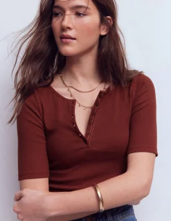 Top côtelé à manches courtes et col tunisien